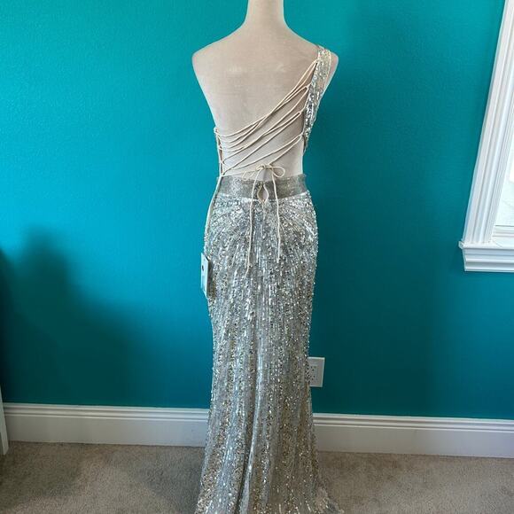 NWT Mac Duggal One Shoulder Lace Up Back Sequin Gown Nude Silver Formal Size 4 - Picture 4 of 6
